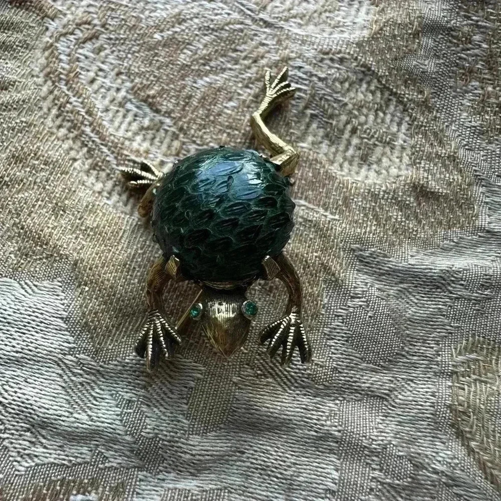 Jeanine Frog Brooch - Picture 5 of 5
